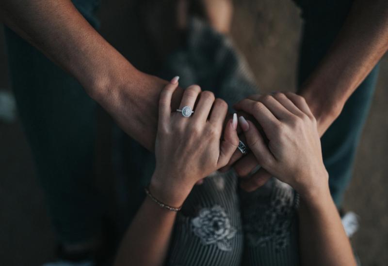Ruke - Sedam znakova da je vam je brak u krizi 